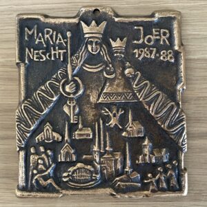 Plaque de bronze "Maria-Nescht Joer 1987-88"