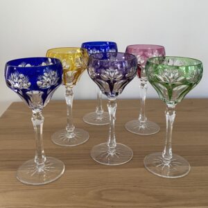 Verres à vin en cristal taillé colorés