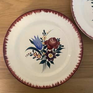 Assiettes au décor floral, Boch frères Kéramis, début du 20è siècle