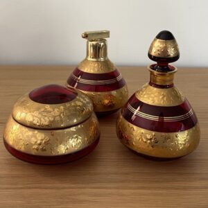 Ensemble de toilette en verre rouge et or, années 1950