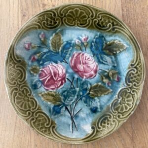 Assiette en barbotine "Roses", Wasmüel? 1900