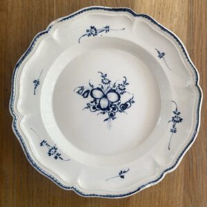 Assiette en faïence fine, Boch Luxembourg, 18è siècle