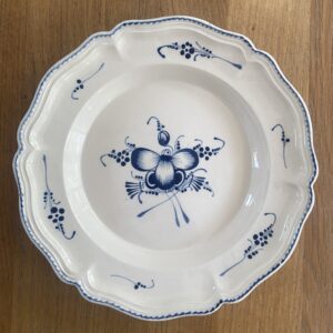 Assiette en faïence fine, Boch Luxembourg, 18è siècle