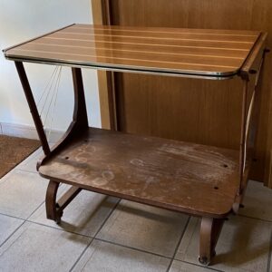 Desserte vintage sur roulettes