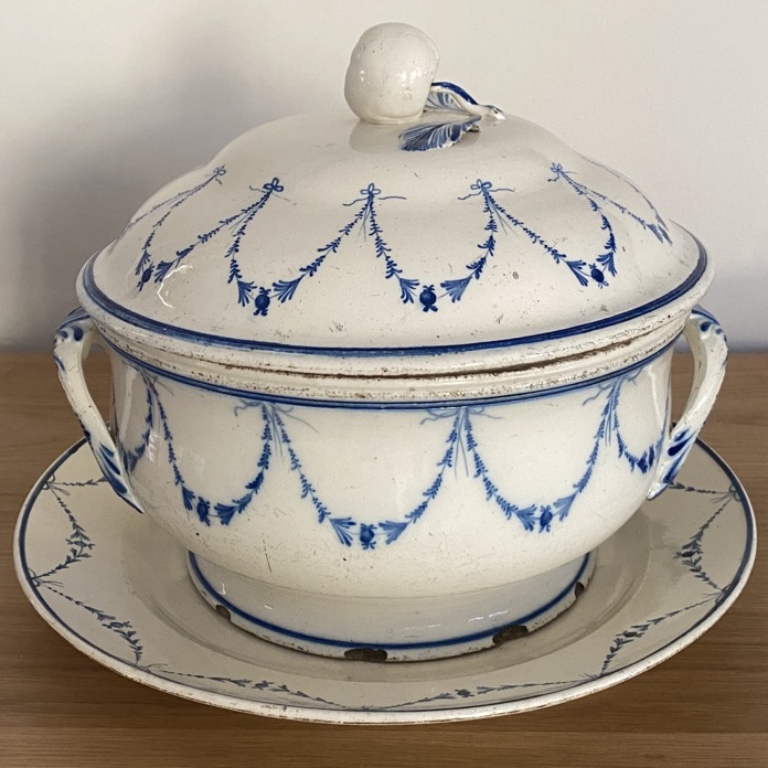 Terrine en faïence fine, Guirlande, Boch Luxembourg 18è siècle