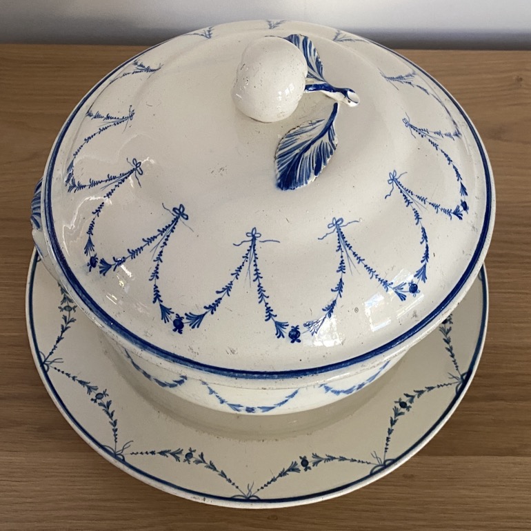 Terrine en faïence fine, Guirlande, Boch Luxembourg 18è siècle – Image 2