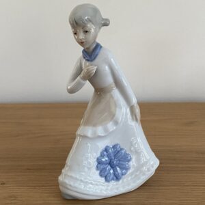Figurine de fillette en porcelaine, dans le goût de Lladro