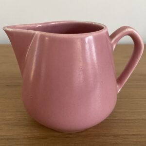 Pot à lait en faïence rose, 1950