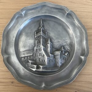 Assiette en étain Saint Donat, P Mathey