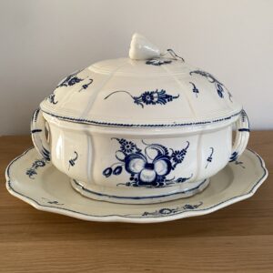 Terrine ovale et son plateau, Faïence d'Attert, 18è siècle