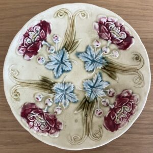 Assiette en barbotine "Pavots"