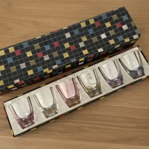 Boîte vintage avec 6 verres à liqueur colorés