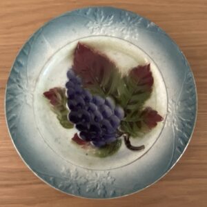 Assiette en barbotine "Raisins"