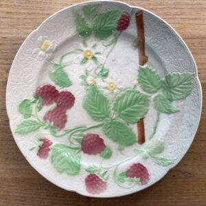 Assiette en barbotine, Saint Clément 1920-30