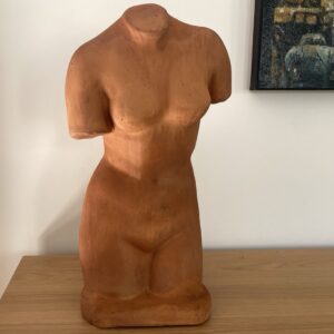 Torse féminin en terre cuite