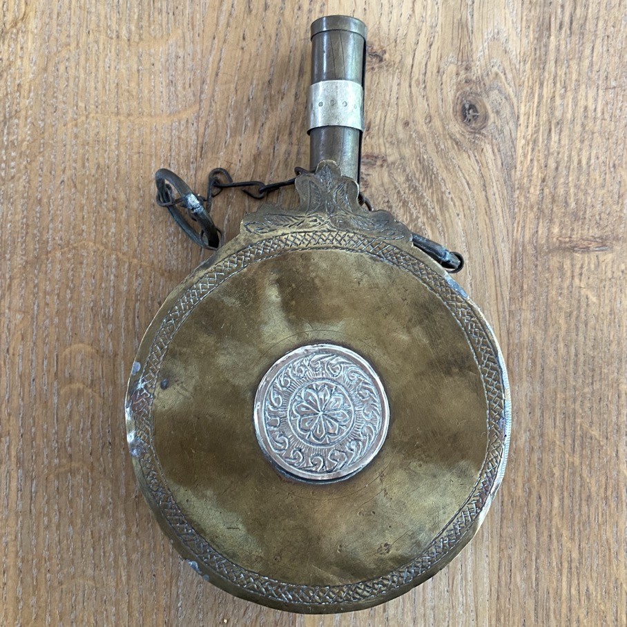 Poire à poudre ou gourde de pèlerin en laiton et argent, Ottoman – Image 2