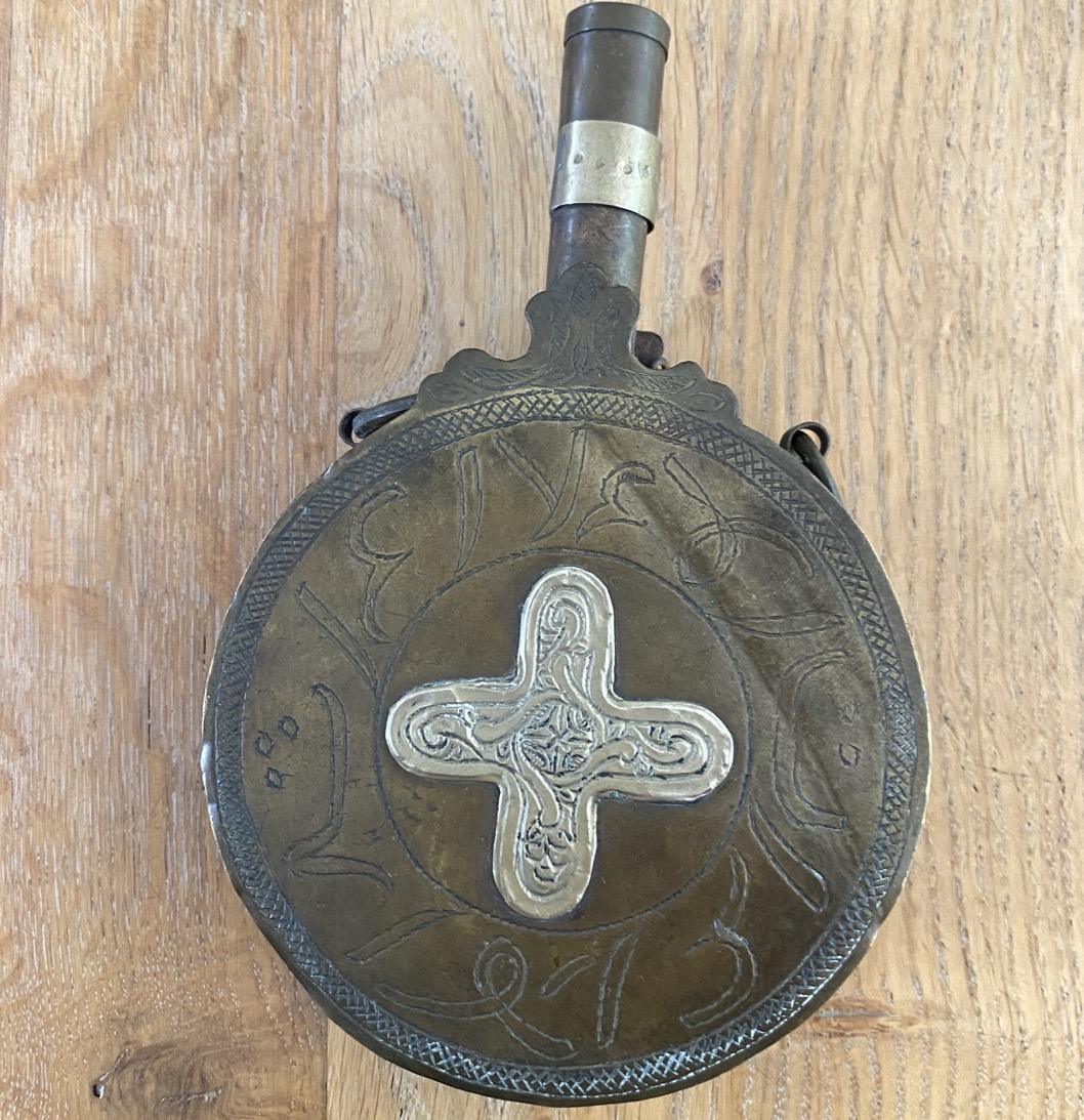 Poire à poudre ou gourde de pèlerin en laiton et argent, Ottoman