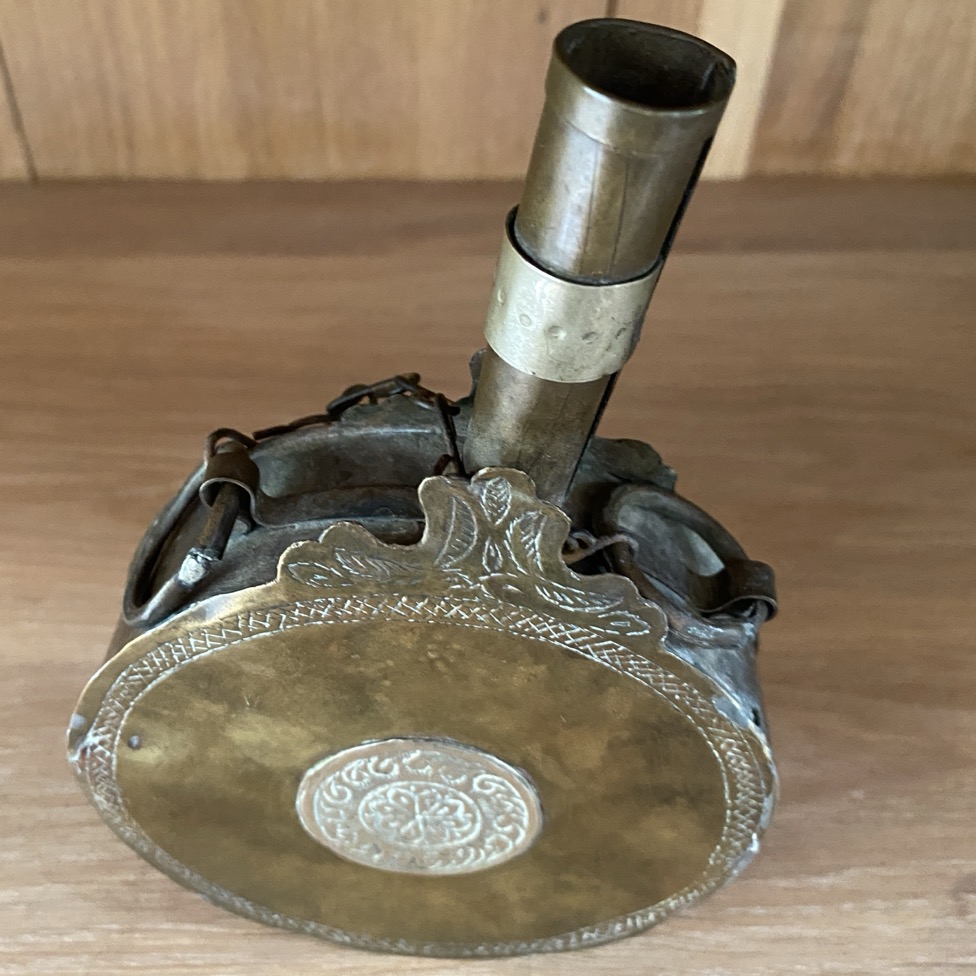 Poire à poudre ou gourde de pèlerin en laiton et argent, Ottoman – Image 3