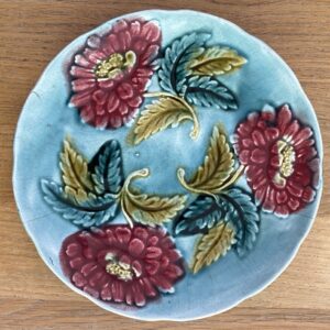 Assiette en barbotine, fleurs, France