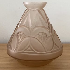 Vase en verre moulé rose, Art Déco, Scailmont, Van Heemskerk