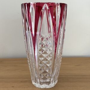 Vase en cristal taillé doublé de rouge, Val Saint Lambert