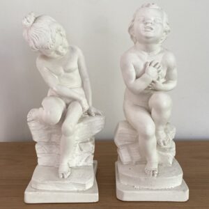 Couple d'enfants en plâtre