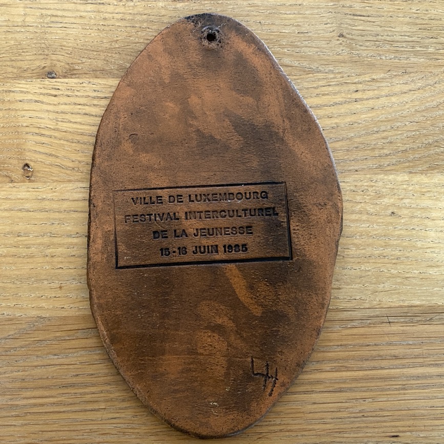Plaque en céramique, "Festival interculturel de la Jeunesse, juin 1985 – Image 2