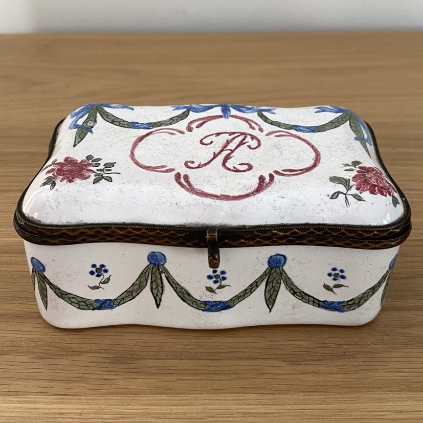 Boîte à bijoux, faïence fine, Robert à Marseille, 1760-1790