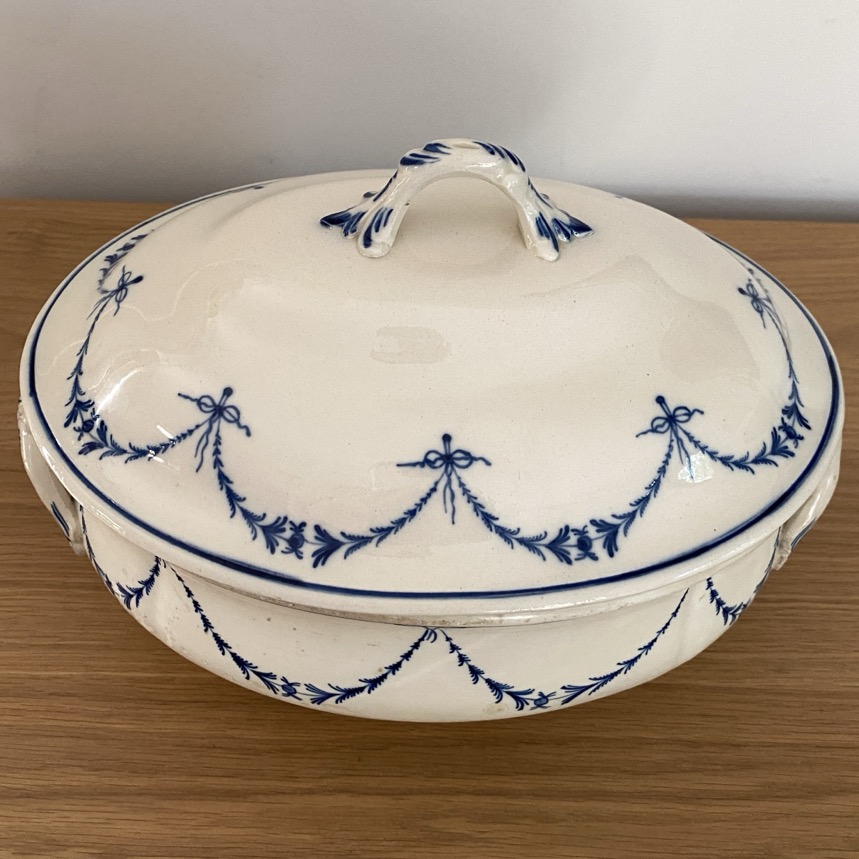 Terrine ovale, faïence fine, Décor de guirlandes, Boch Luxembourg 18è-19è siècle – Image 2