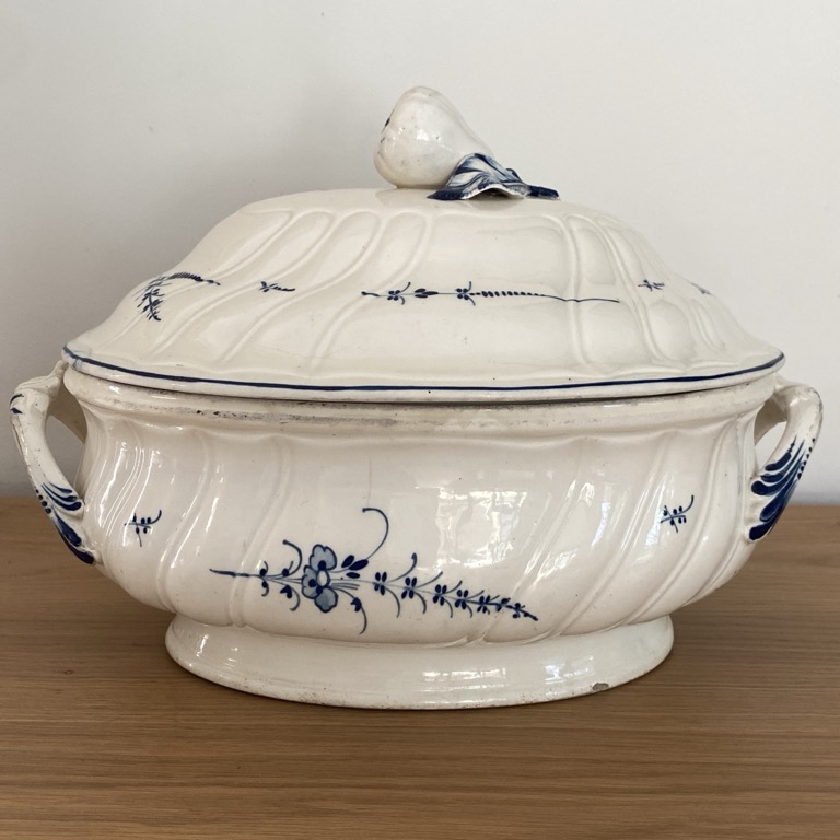 Terrine ovale, faïence fine, Brindille, Boch Luxembourg 18è siècle